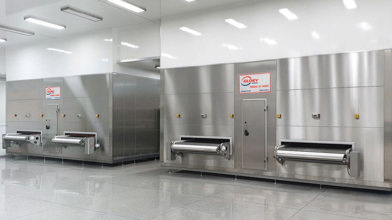 大量生産向けのGLORYメッシュベルトIQFフリーザー2台