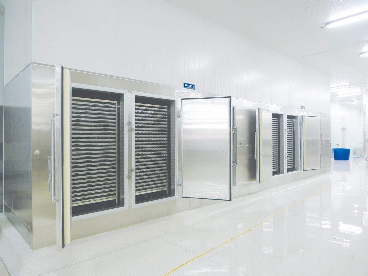 GLORY quick air blast freezers with open rack door