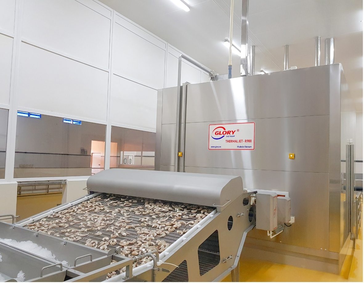 Shrimp entering a GLORY Thermal Jet IQF freezer on mesh belt